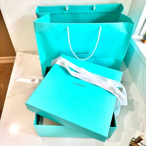 Tiffany & Co Big Tiffany Gift Box in Tiffany Blue Signature color 💚💙🎁 - Picture 9 of 16